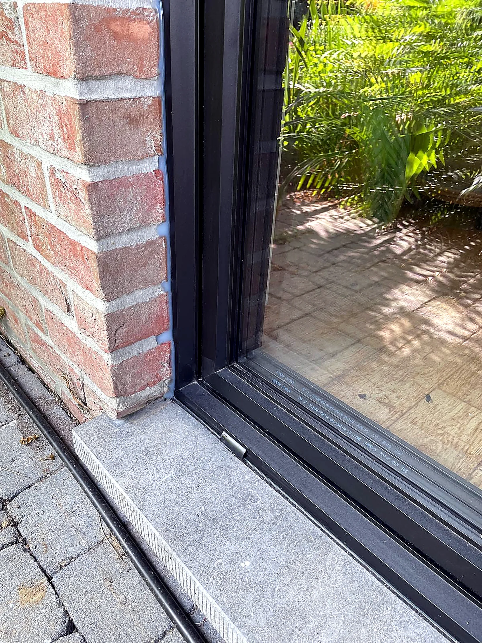 Détail de dormant, appui et raccord de châssis gris