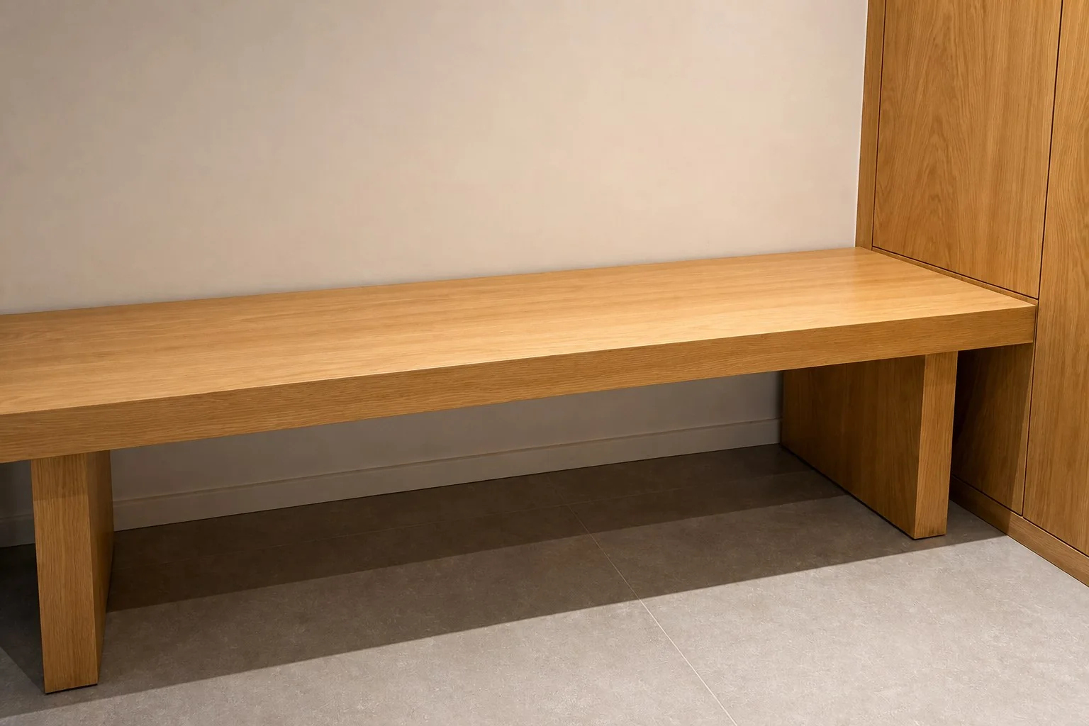 Détail de banquette bois réalisée sur mesure