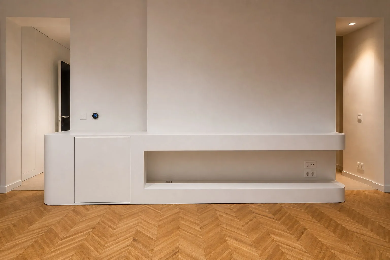 Meuble TV intégré blanc aux lignes arrondies dans un intérieur sobre